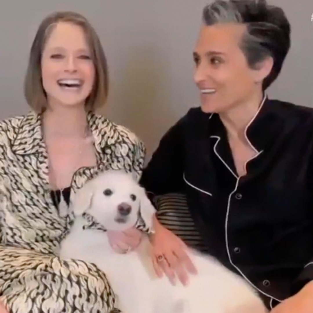 Jodie Foster Shares a Kiss With Her Wife and Makes Sure to Thank Aaron Rodgers for Her Golden Globe Win - E! Online - NewsOpener Jodie Foster Shares a Kiss With Her Wife and Makes Sure to Thank Aaron Rodgers for Her Golden Globe Win - E! Online